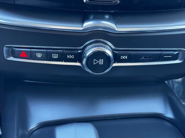 Used 2023 Volvo XC60 B5 Core image 31