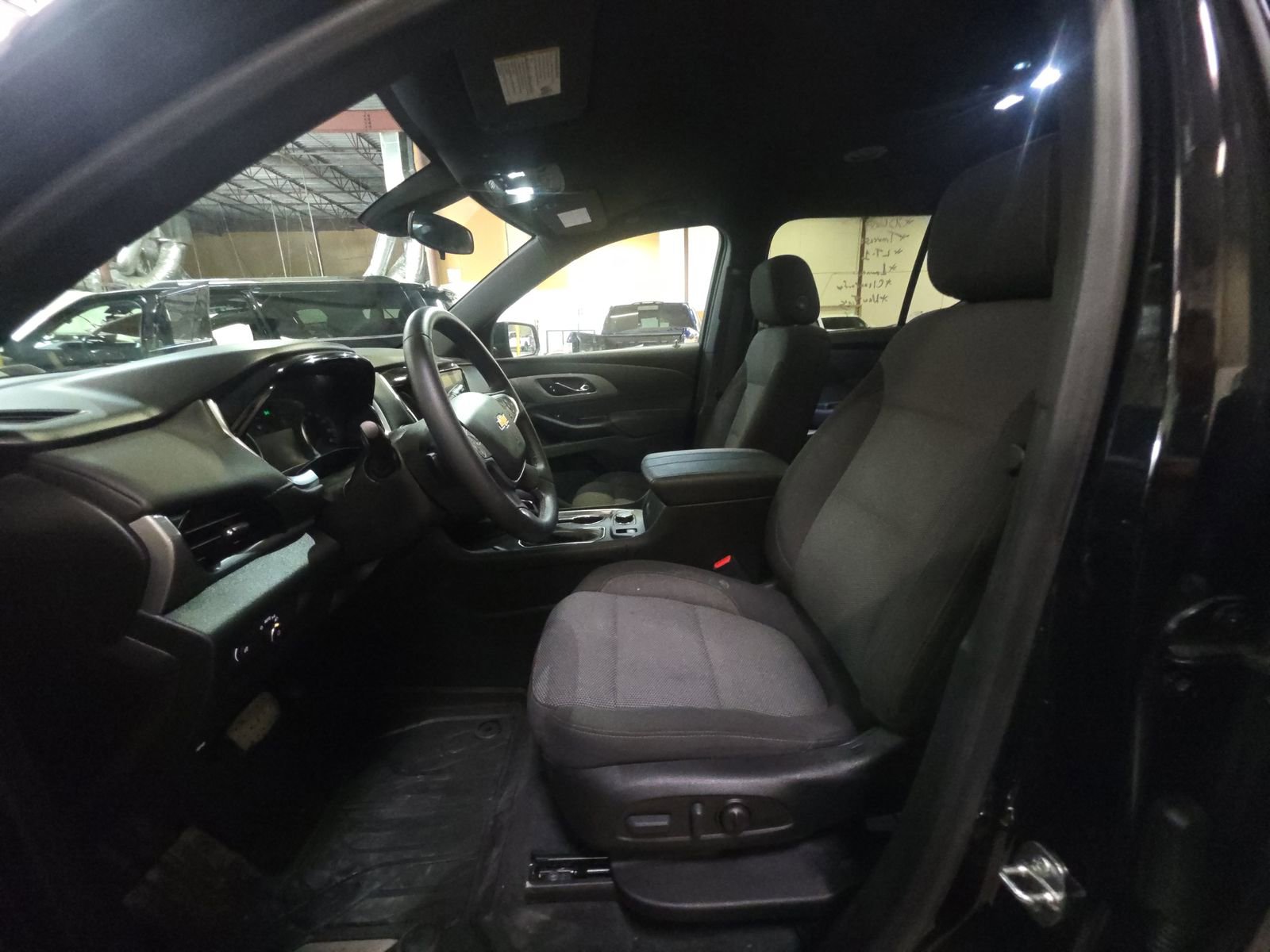 Used 2023 Chevrolet Traverse LT image 14