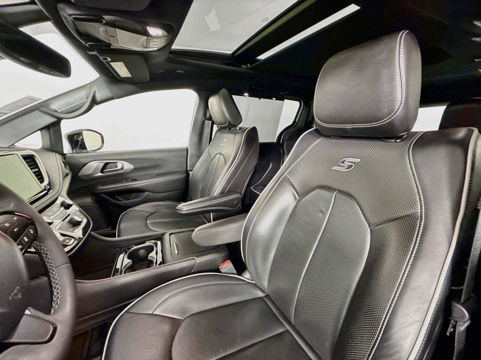 Used 2025 Chrysler Pacifica Limited FWD image 3