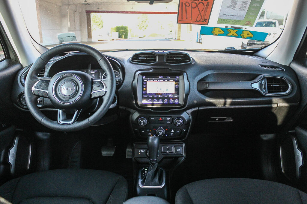 Used 2023 Jeep Renegade Latitude AWD/4WD image 2