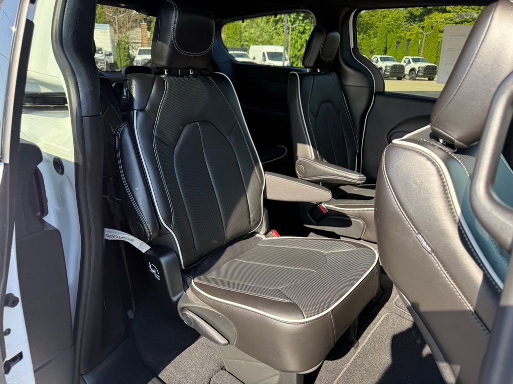 New 2025 Chrysler Pacifica Limited image 21