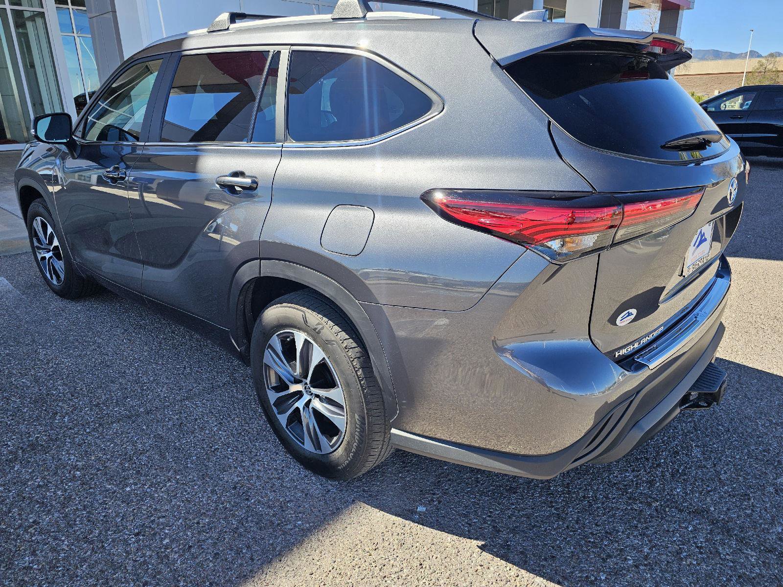 Used 2023 Toyota Highlander XLE image 3