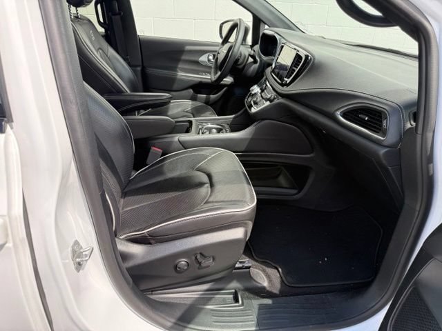 Used 2025 Chrysler Pacifica Limited FWD image 24