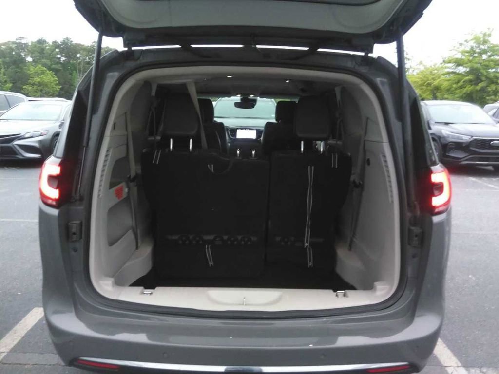 Used 2023 Chrysler Pacifica Touring-L FWD image 8