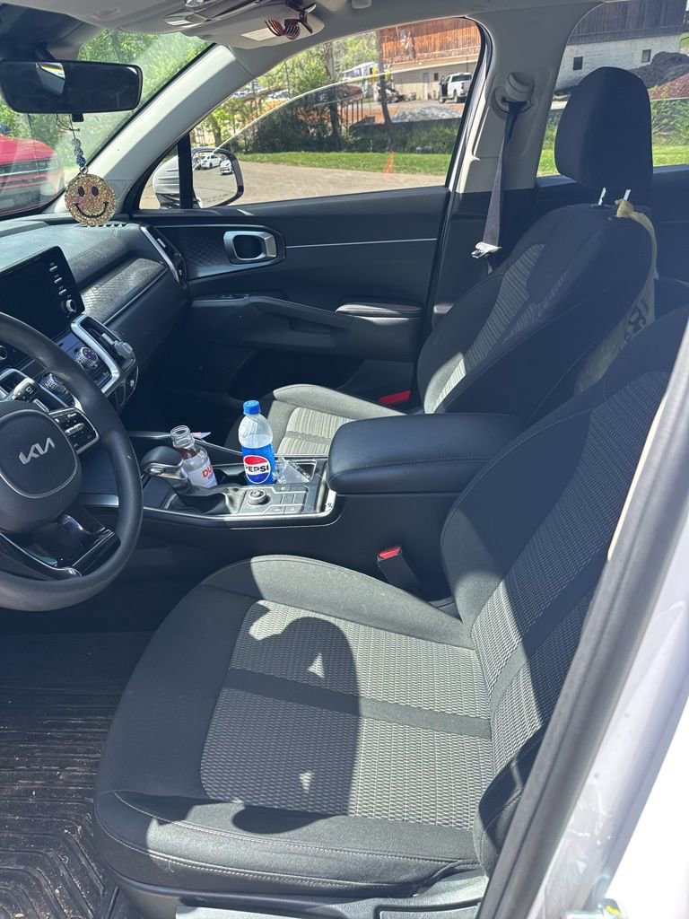 Used 2022 Kia Sorento LX image 3