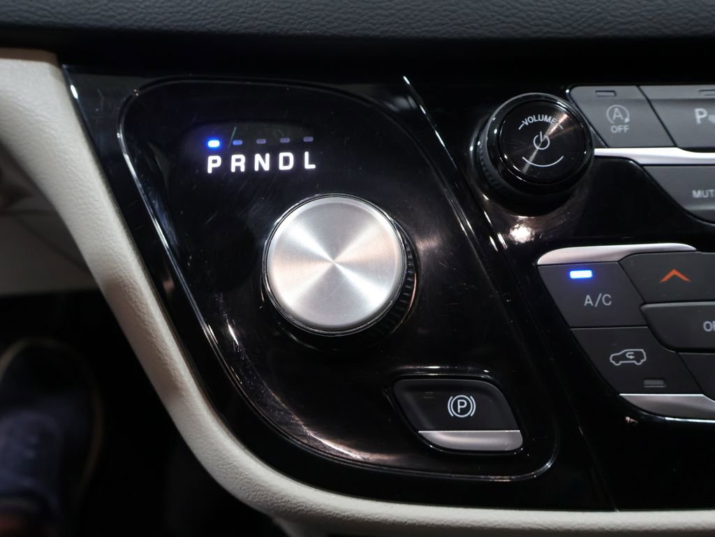 Used 2024 Chrysler Pacifica Touring-L FWD image 35