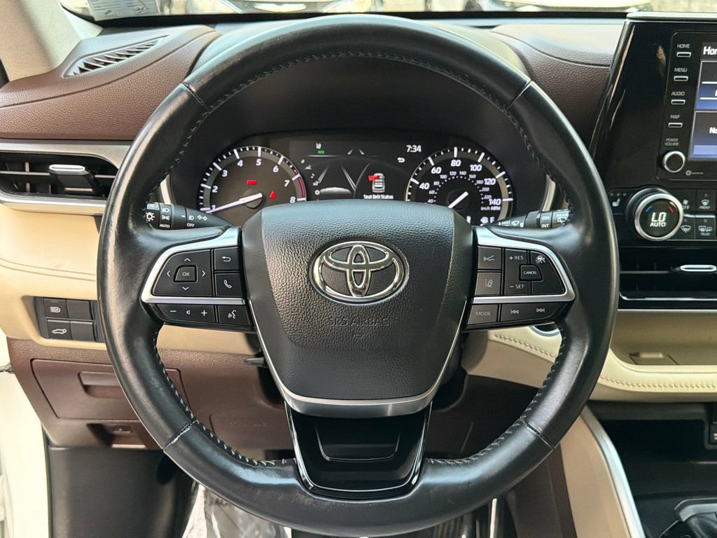 Used 2021 Toyota Highlander XLE AWD/4WD image 28