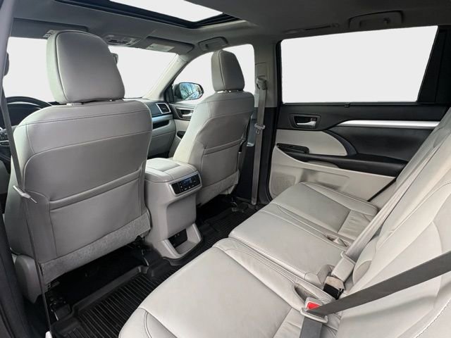 Used 2017 Toyota Highlander XLE image 19