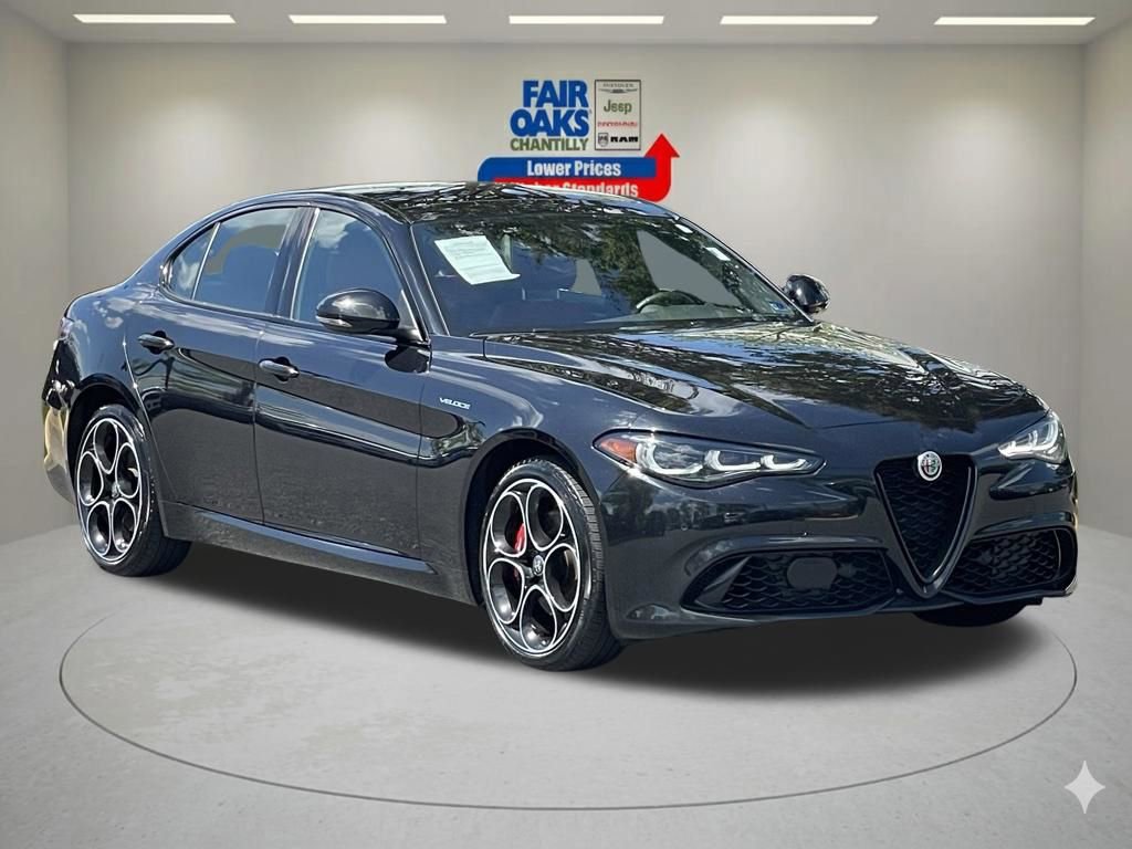 Used 2024 Alfa Romeo Giulia Veloce AWD/4WD image 2