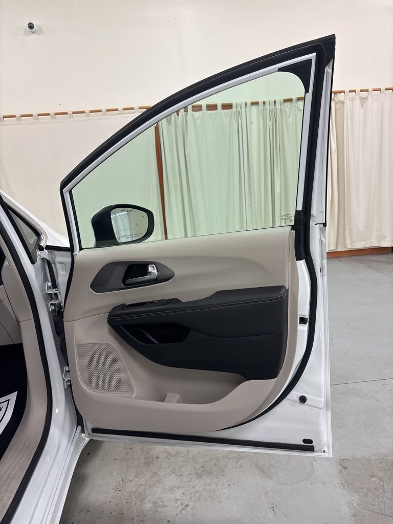 Used 2023 Chrysler Pacifica Touring-L FWD image 30