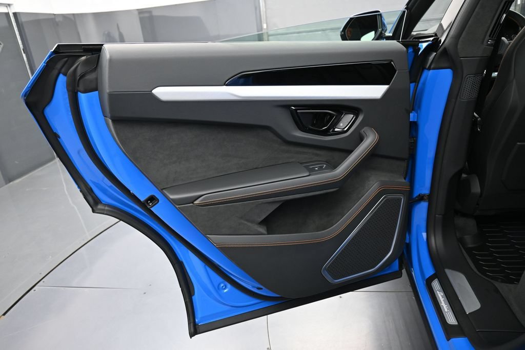 Used 2025 Lamborghini Urus SE AWD/4WD image 23