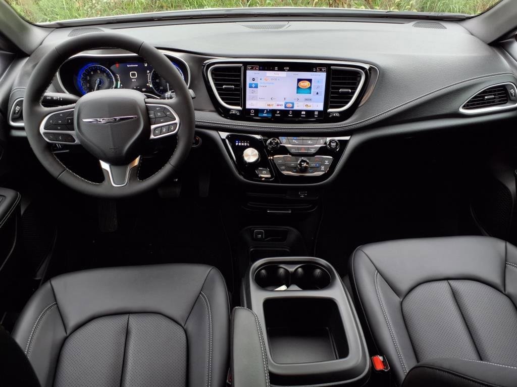 New 2026 Chrysler Pacifica Select image 4