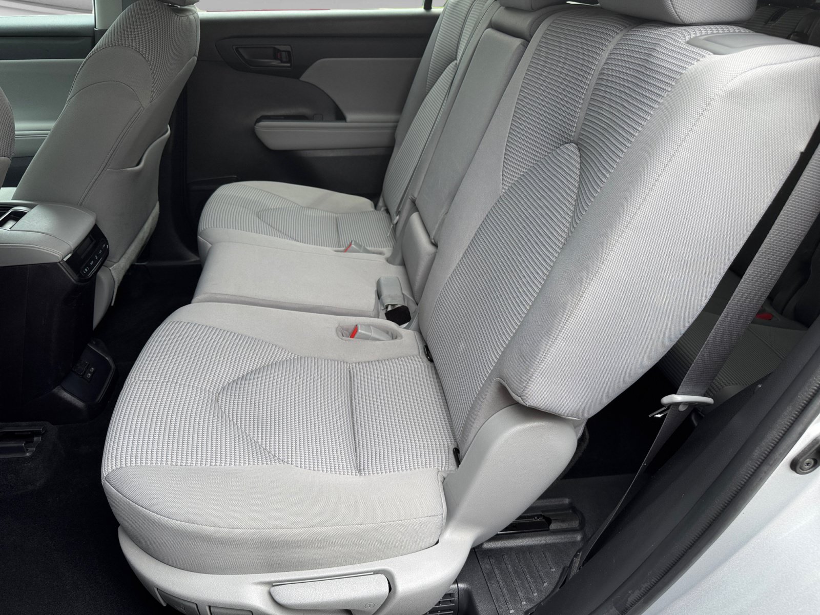 Used 2022 Toyota Highlander LE AWD/4WD image 15