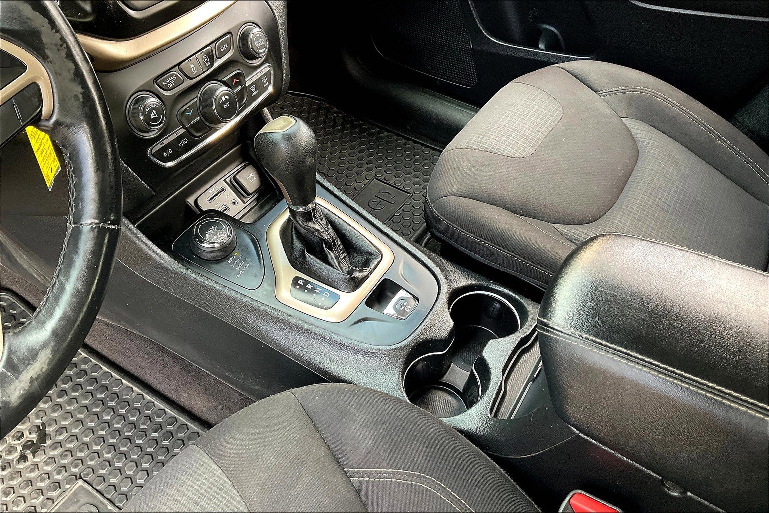 Used 2016 Jeep Cherokee Latitude w/ Cold Weather Group image 14