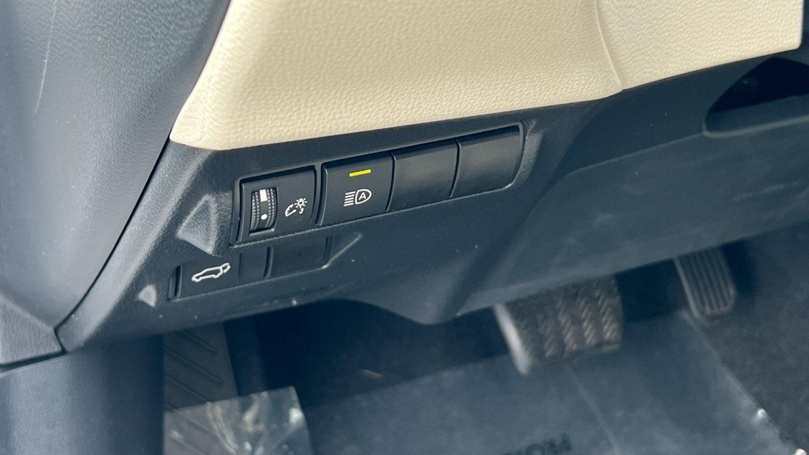 Used 2023 Toyota Corolla Cross XLE w/ Convenience Package image 15