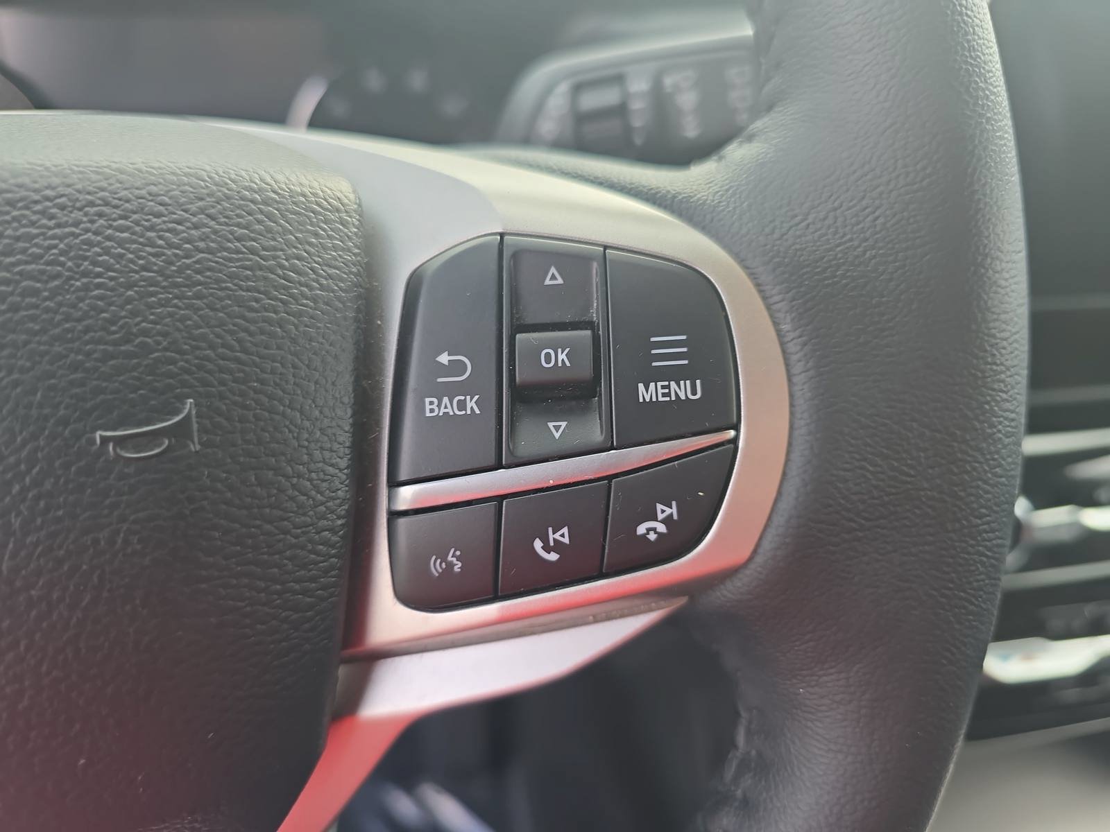 Used 2022 Ford Explorer Limited w/ Equipment Group 301A AWD/4WD image 17