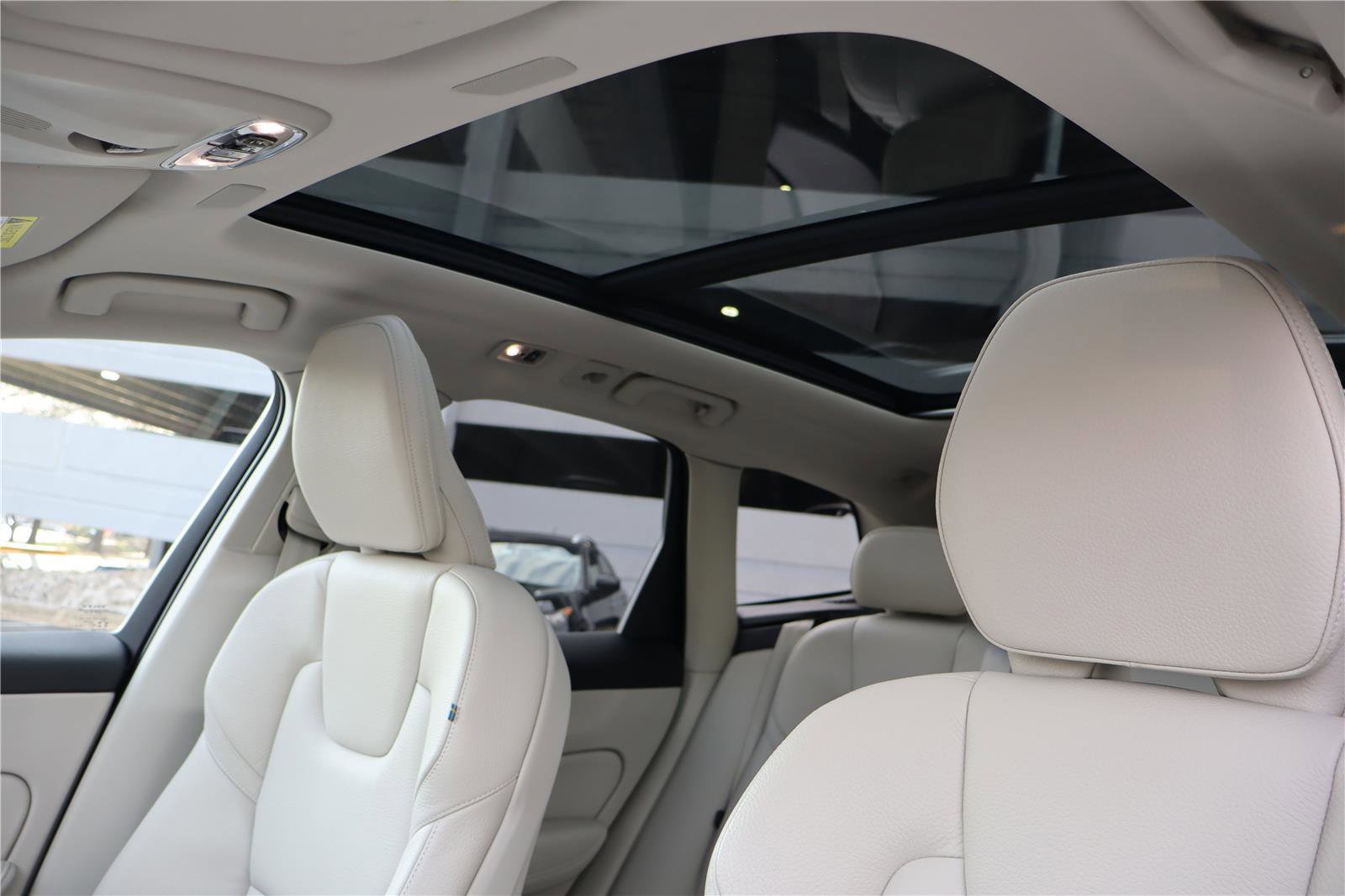 Used 2021 Volvo XC60 T5 Momentum w/ Premium Package image 23