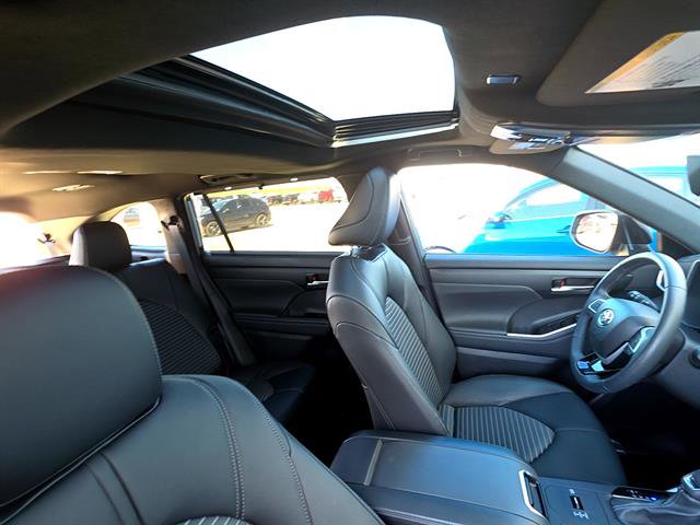 Used 2023 Toyota Highlander XSE FWD image 17