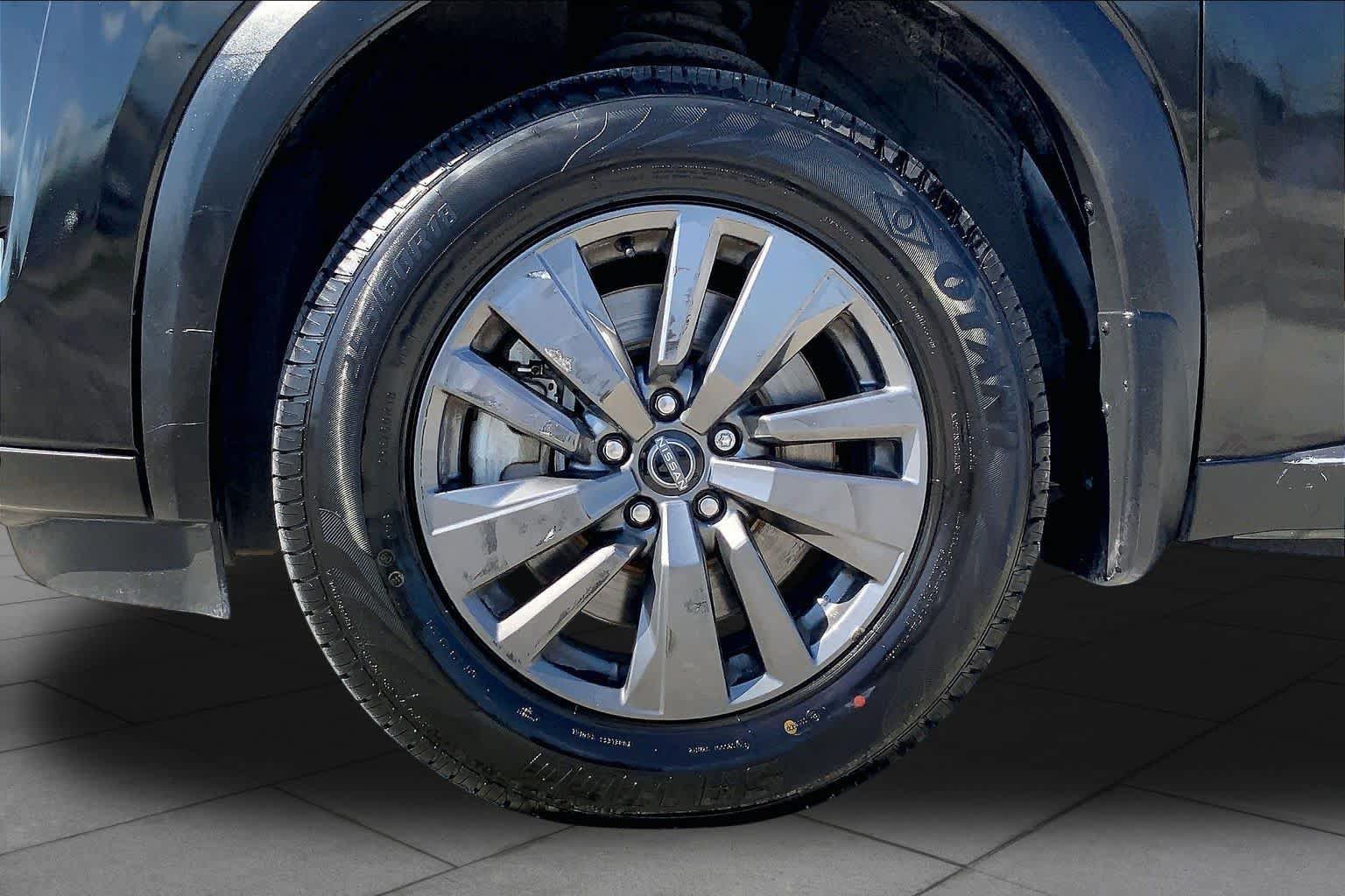 Used 2022 Nissan Pathfinder SV FWD image 11