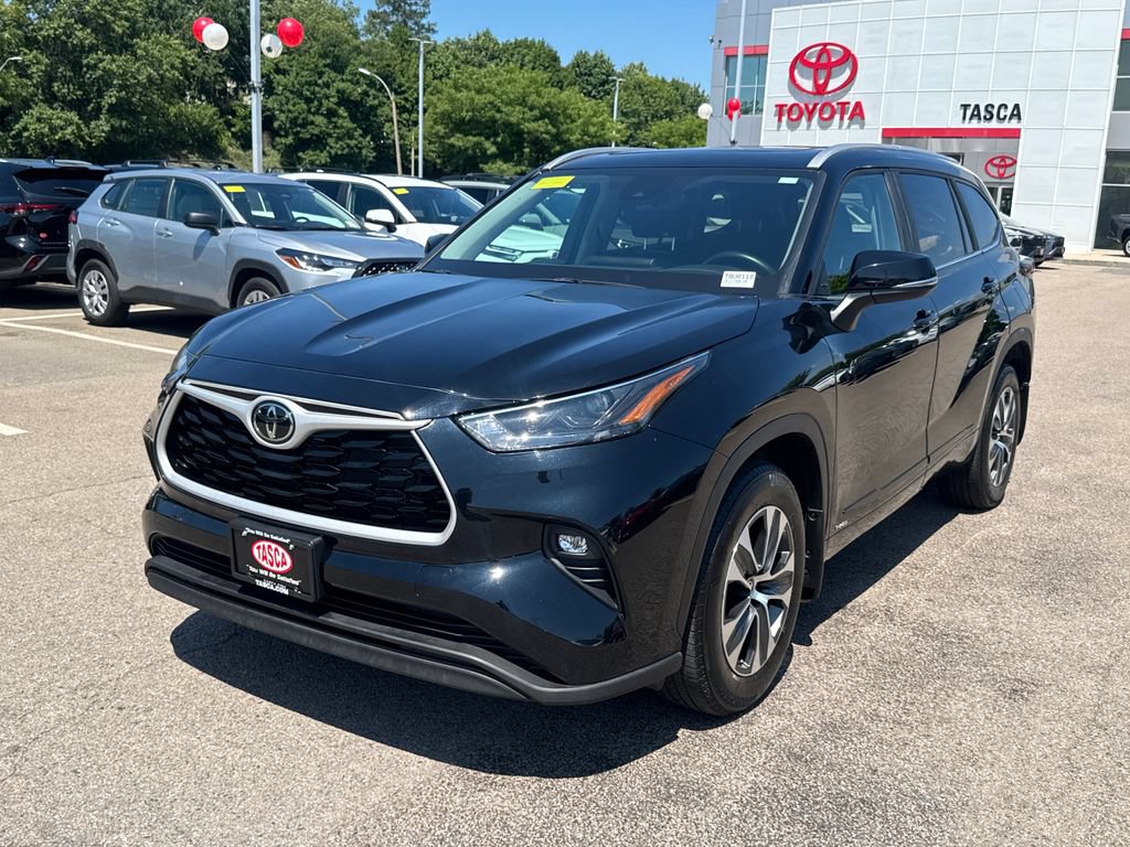 Used 2025 Toyota Highlander XLE AWD/4WD image 3