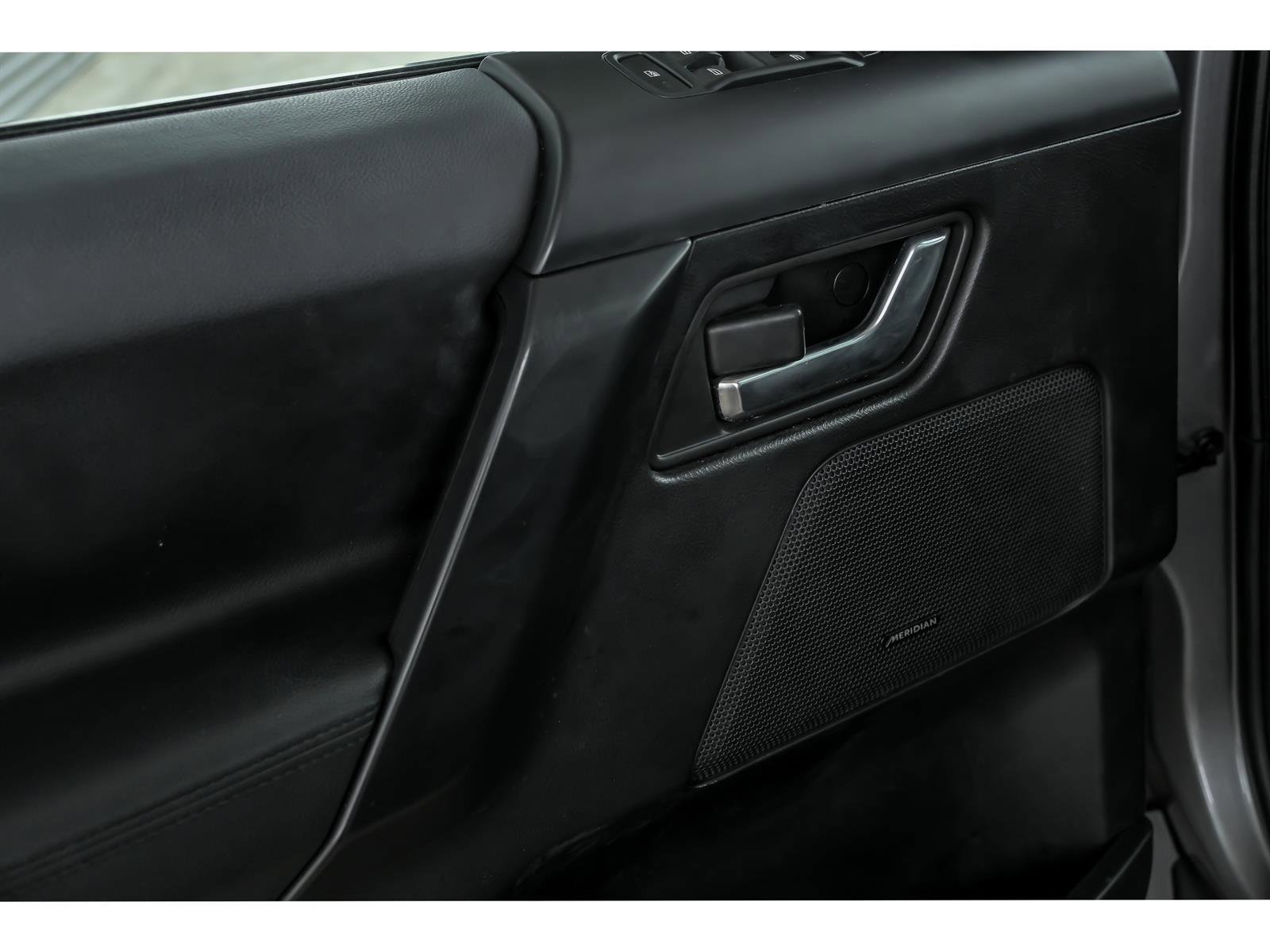 Used 2014 Land Rover LR2 image 9