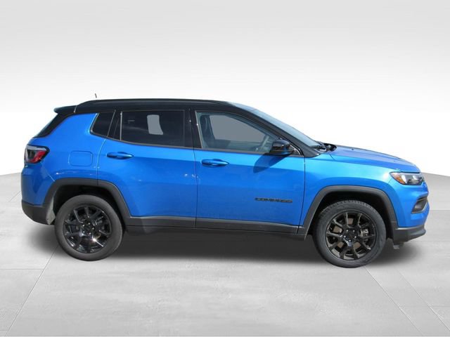 Used 2024 Jeep Compass Latitude w/ Convenience Group AWD/4WD image 3
