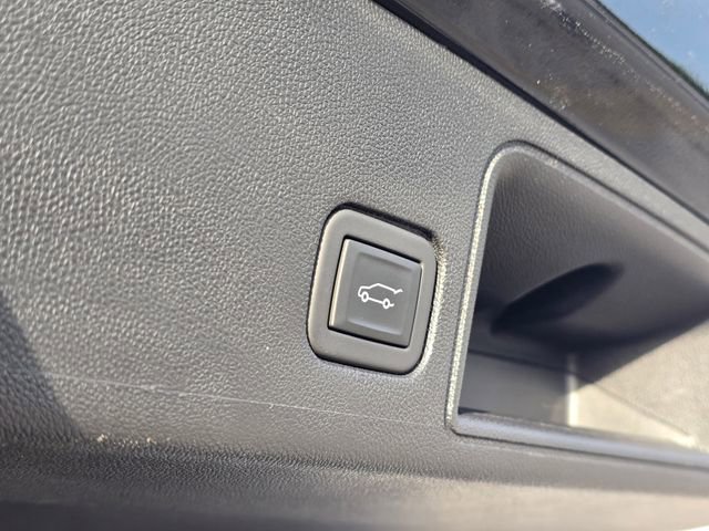 Used 2023 GMC Terrain SLE w/ Driver Convenience Package FWD image 13