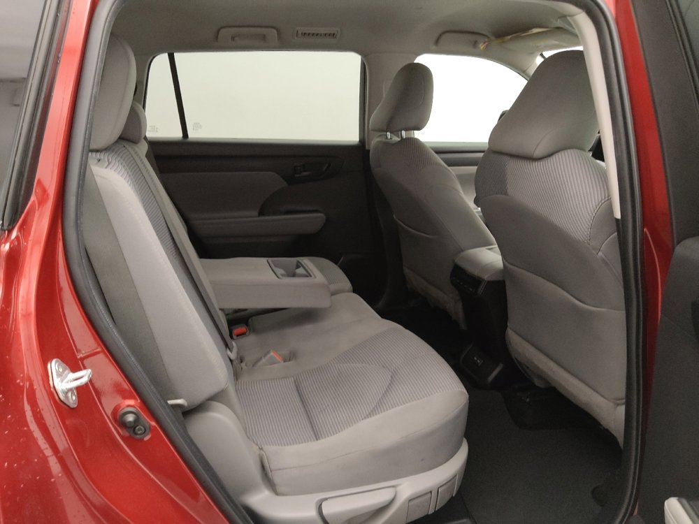 Used 2022 Toyota Highlander LE image 19
