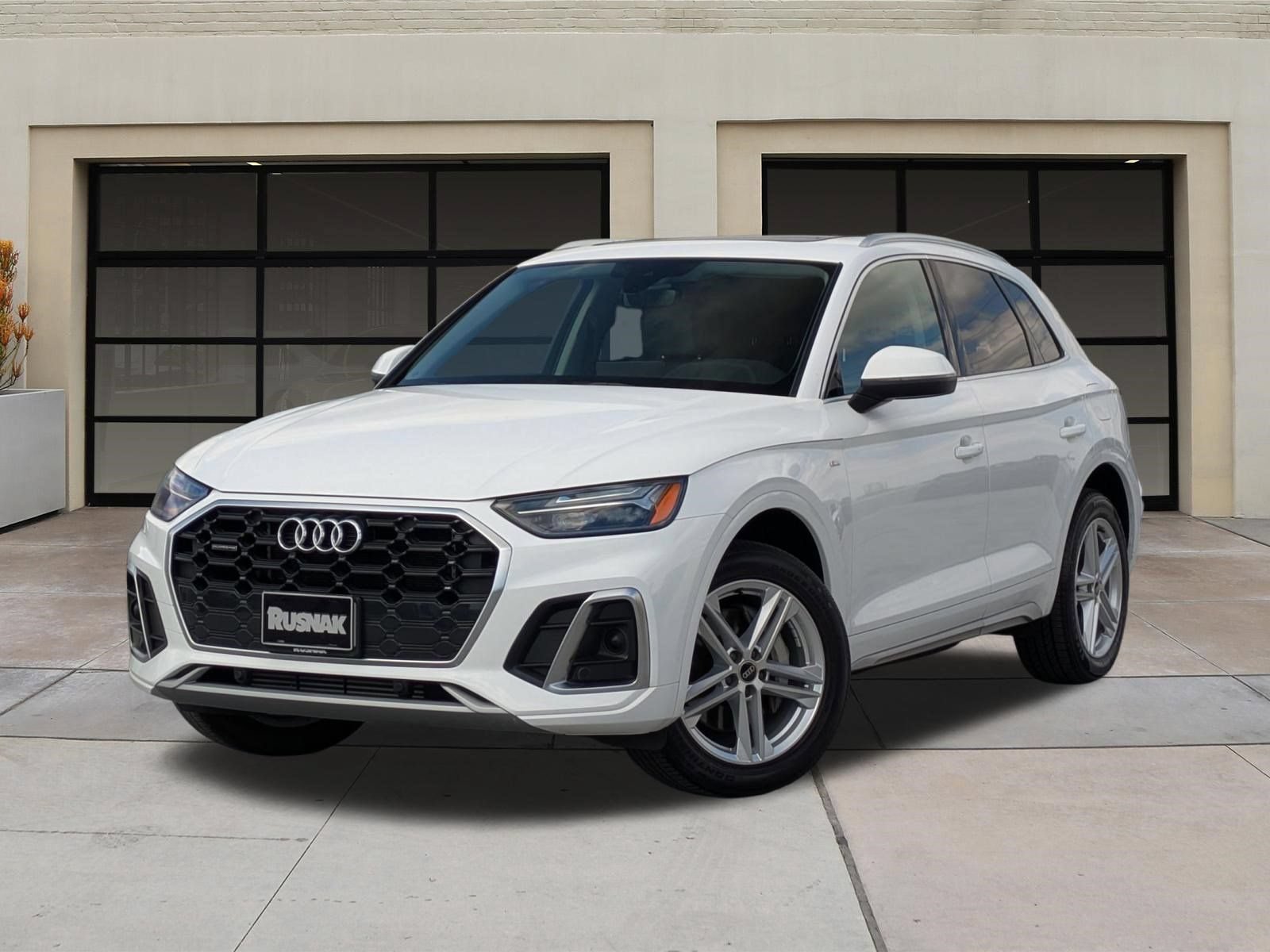 Used 2023 Audi Q5 e Premium w/ Convenience Package AWD/4WD image 3