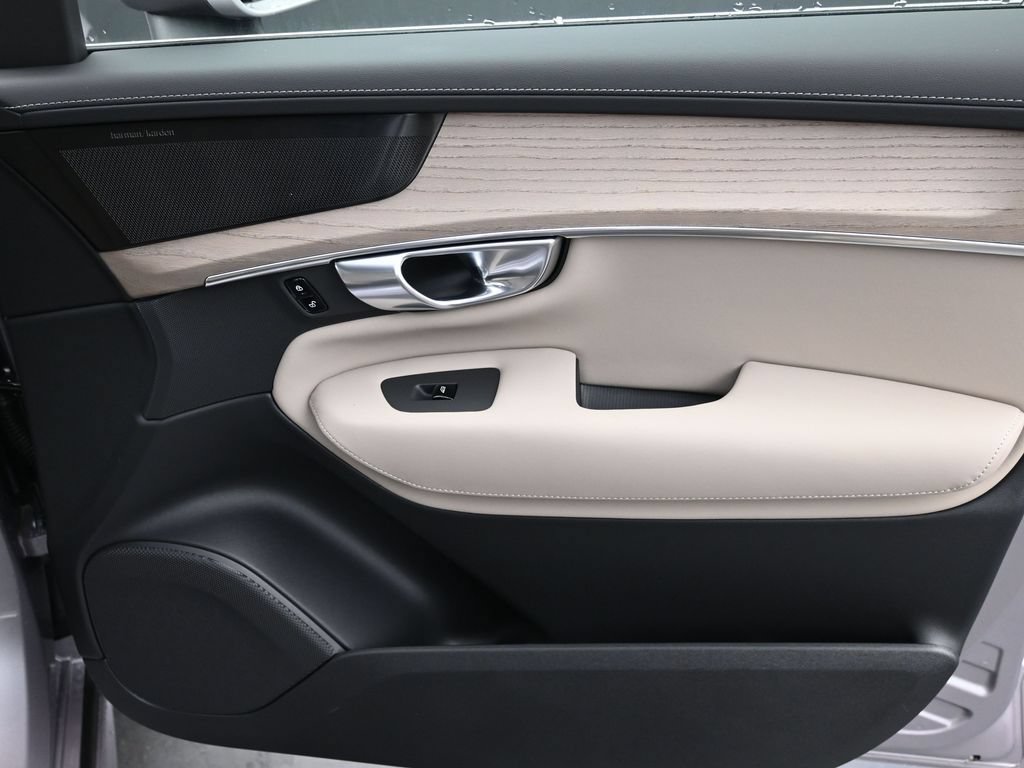 New 2026 Volvo XC90 B6 Plus w/ Protection Package Premier AWD/4WD image 13
