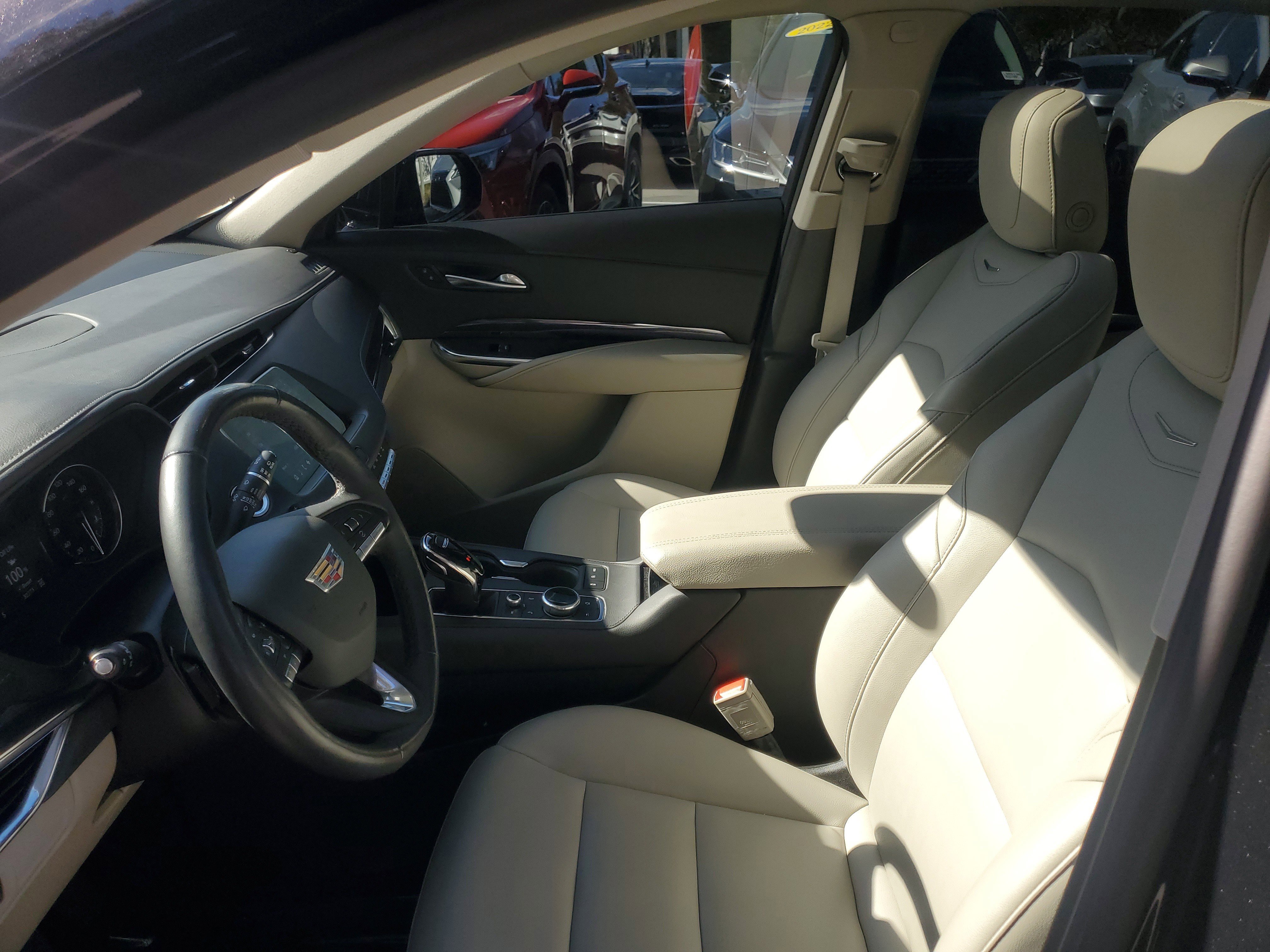 Used 2023 Cadillac XT4 Luxury w/ Cold Weather Package image 15