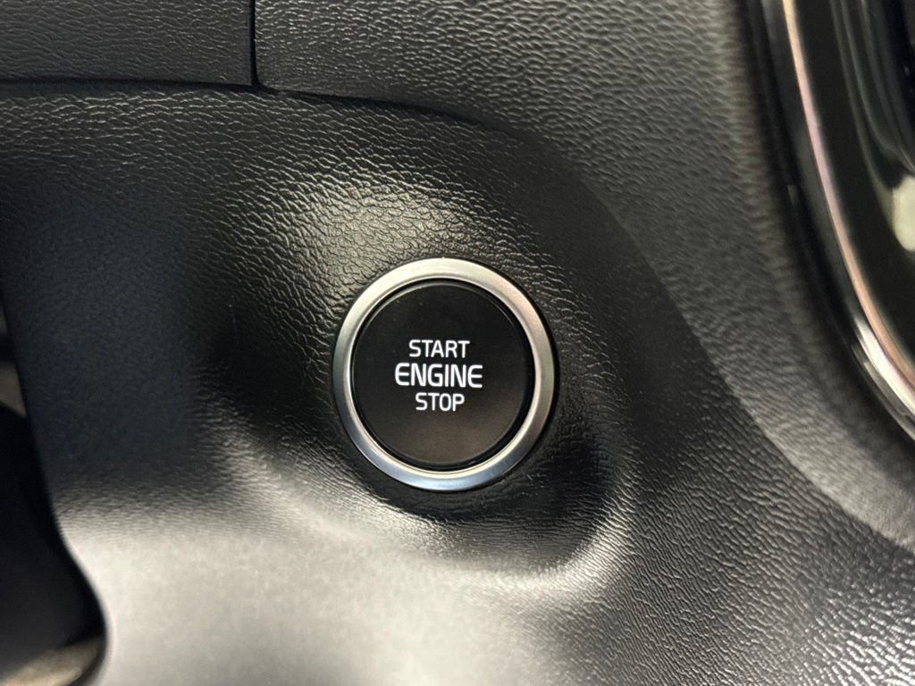Used 2022 Volvo XC40 T5 Momentum AWD/4WD image 18