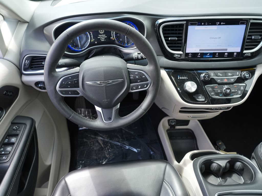 Used 2023 Chrysler Pacifica Touring-L FWD image 19