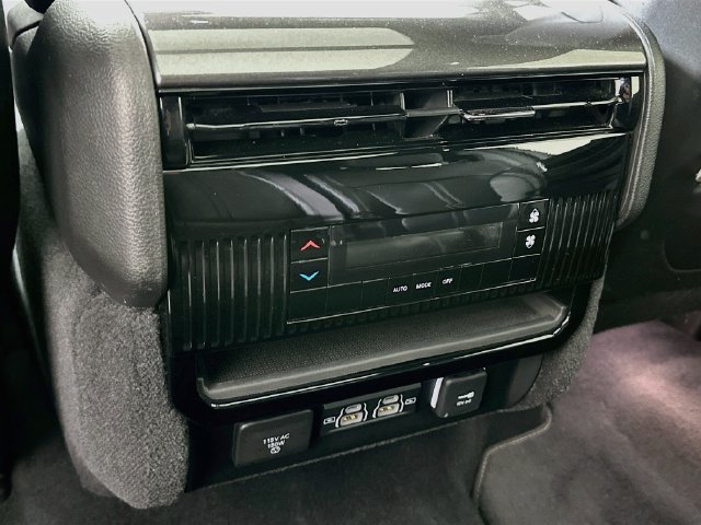 Used 2023 Jeep Wagoneer 4WD w/ Premium Group I image 28