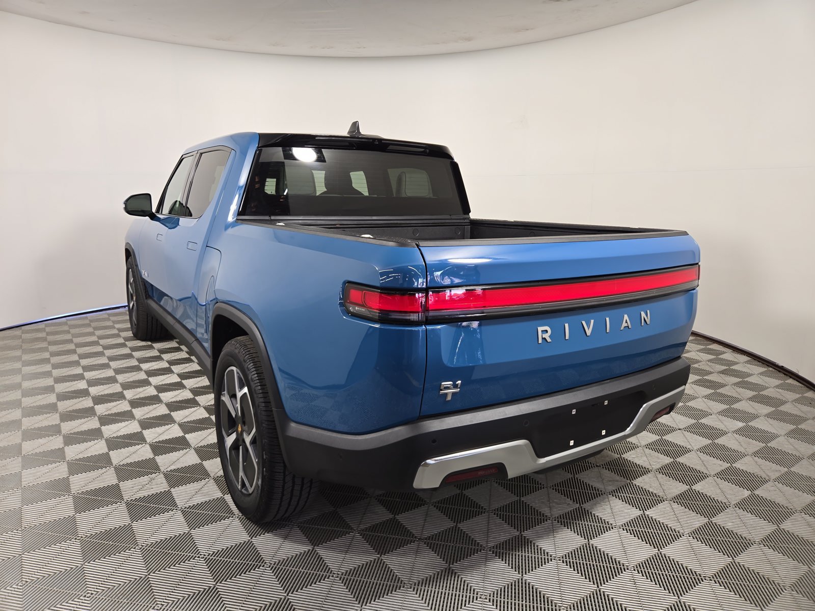 Used 2024 Rivian R1T Adventure Dual AWD/4WD image 3