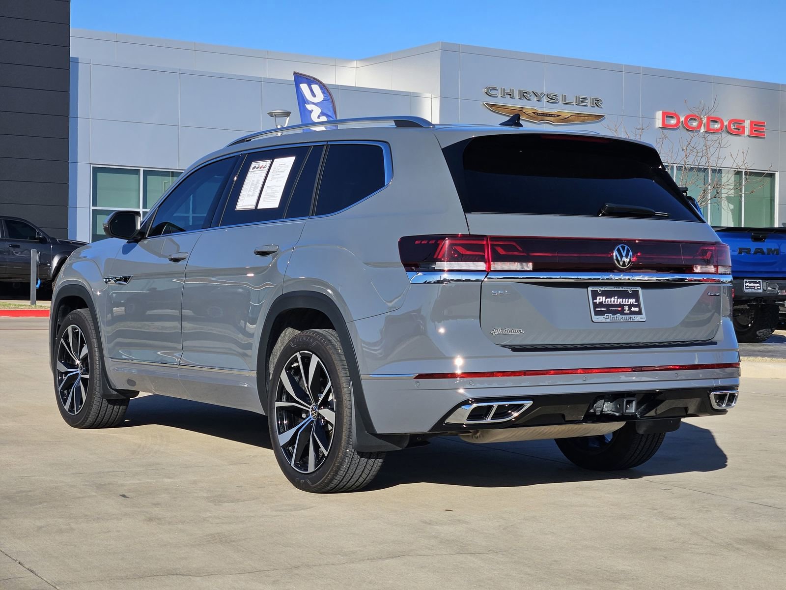 Used 2025 Volkswagen Atlas SEL Premium R-Line image 4