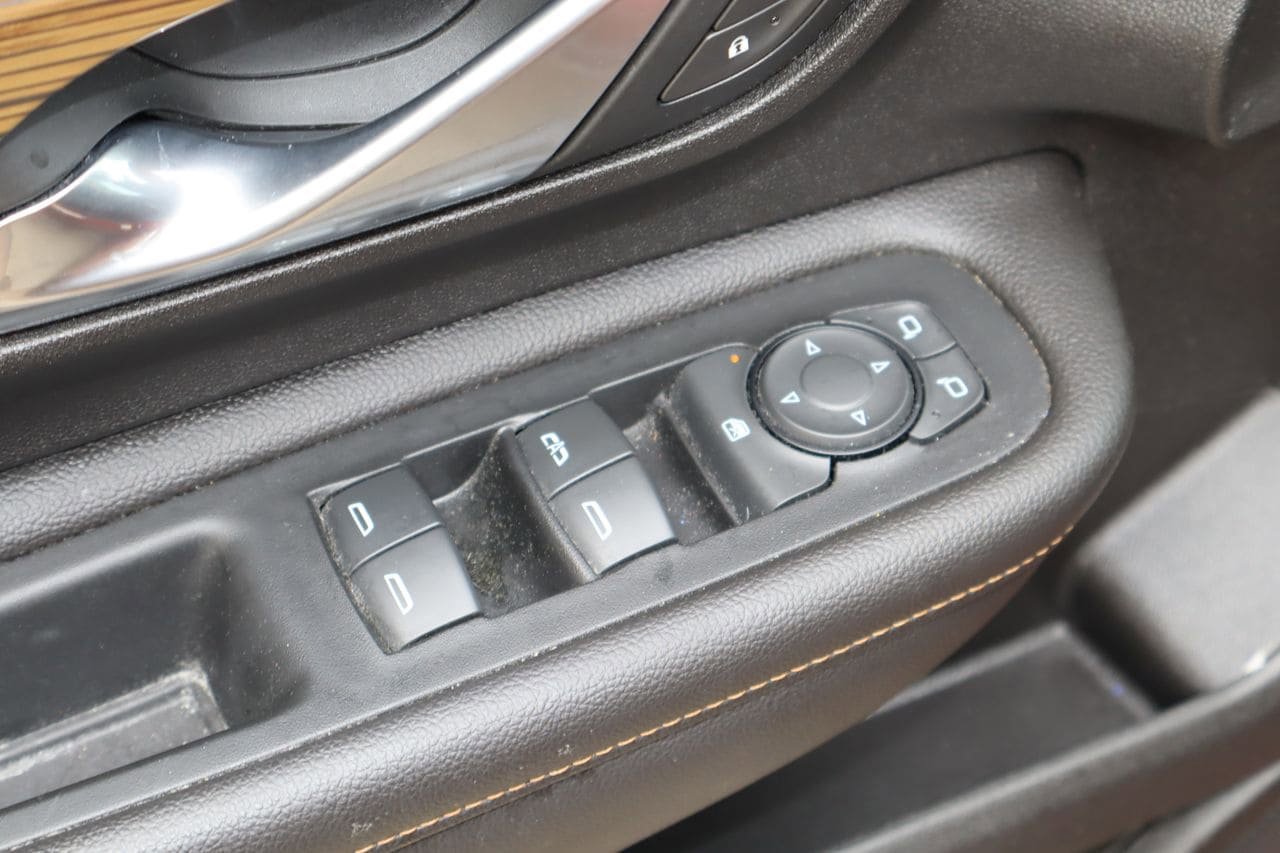 Used 2018 GMC Terrain SLE w/ Driver Convenience Package FWD image 16