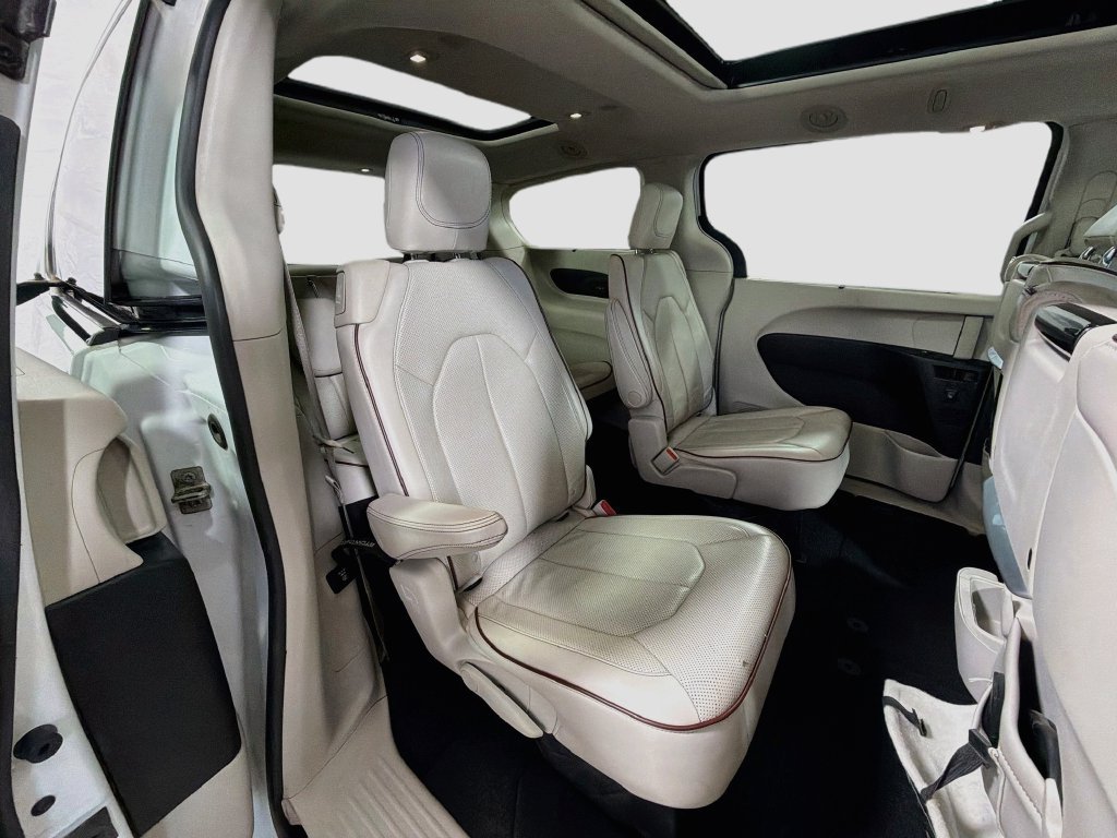 Used 2017 Chrysler Pacifica Limited w/ UConnect Theater Package FWD image 32