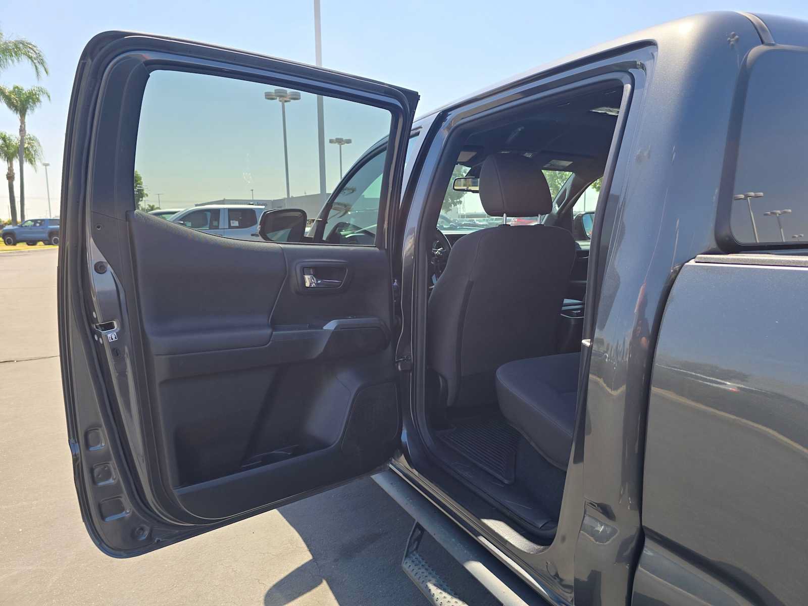 Used 2018 Toyota Tacoma TRD Off-Road w/ Technology Package AWD/4WD image 17