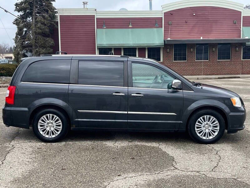 Used 2014 Chrysler Town & Country Touring w/ Driver Convenience Group image 2