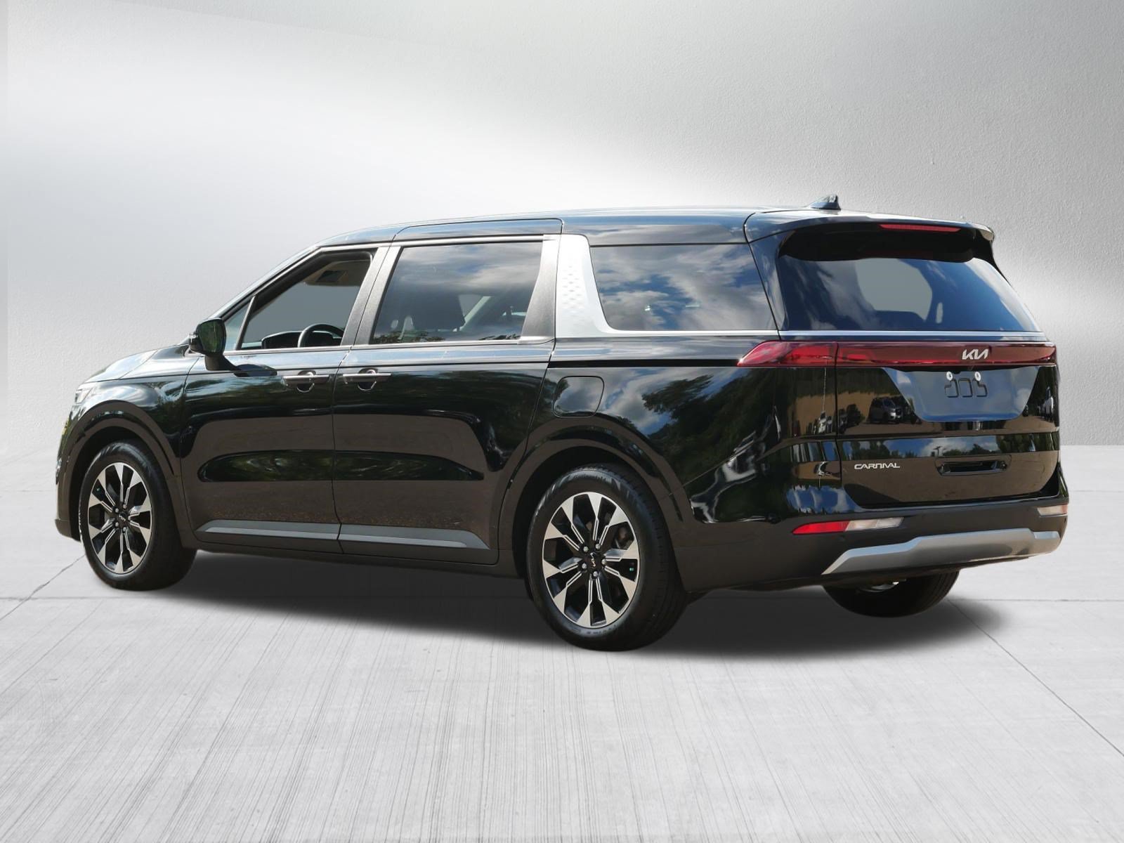 Certified 2023 Kia Carnival EX FWD image 5