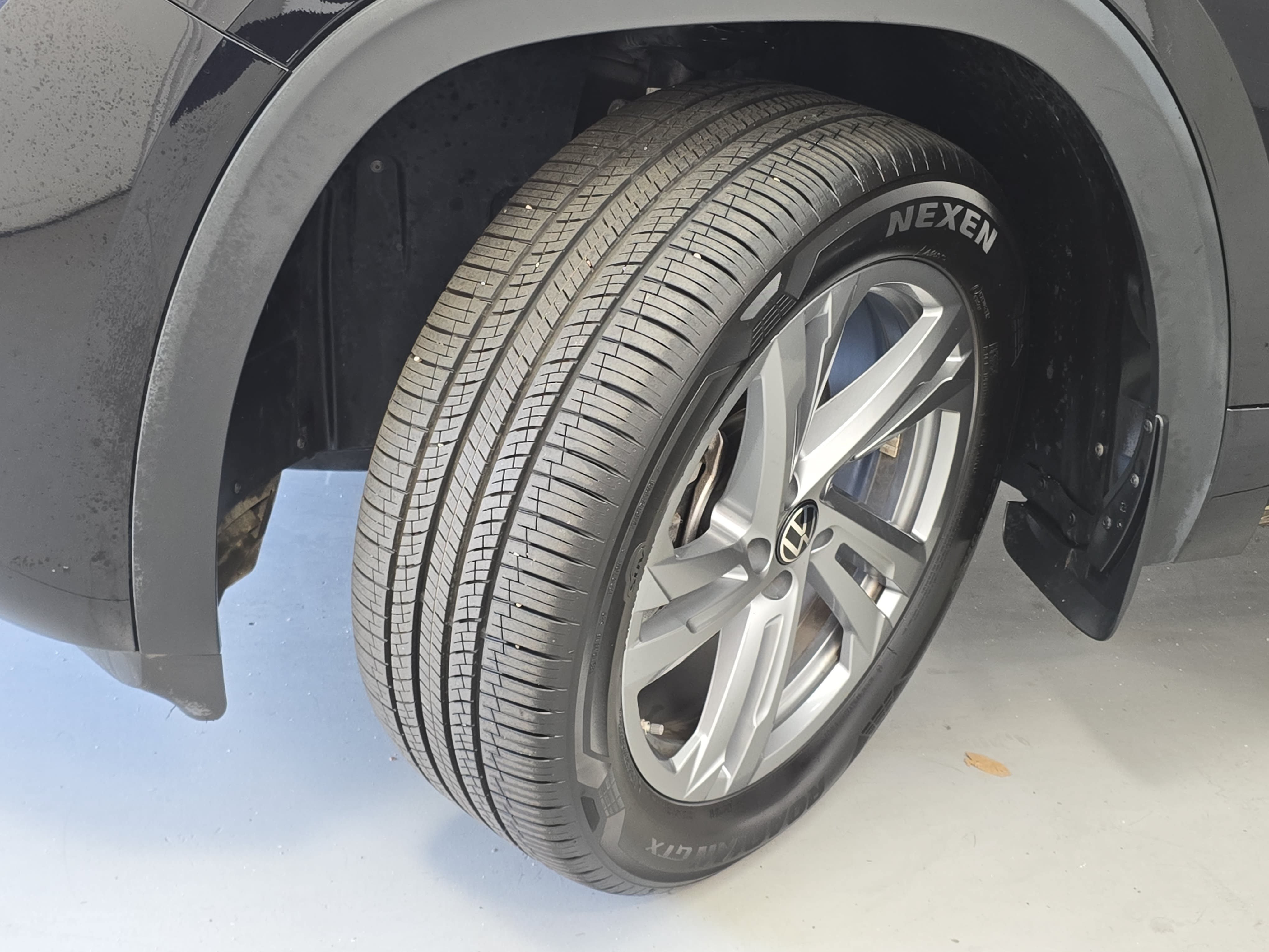 Certified 2024 Volkswagen Atlas Cross Sport SEL R-Line AWD/4WD image 33