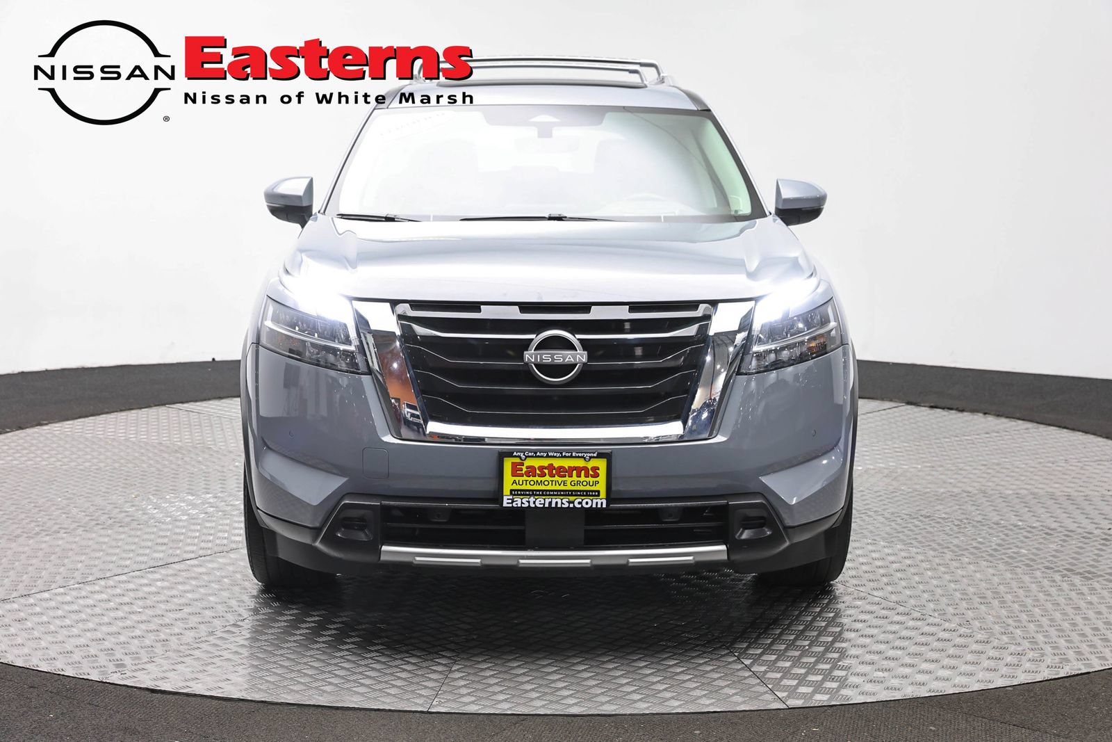Used 2023 Nissan Pathfinder Platinum w/ Cargo Package AWD/4WD image 2