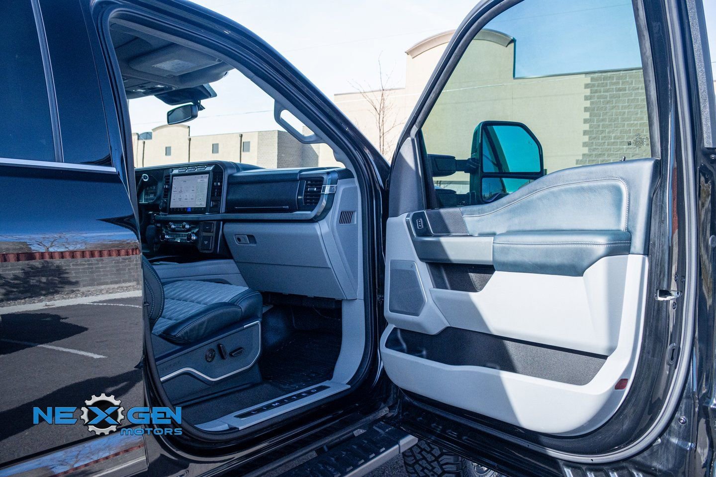 Used 2023 Ford F350 Limited w/ FX4 Off-Road Package image 36