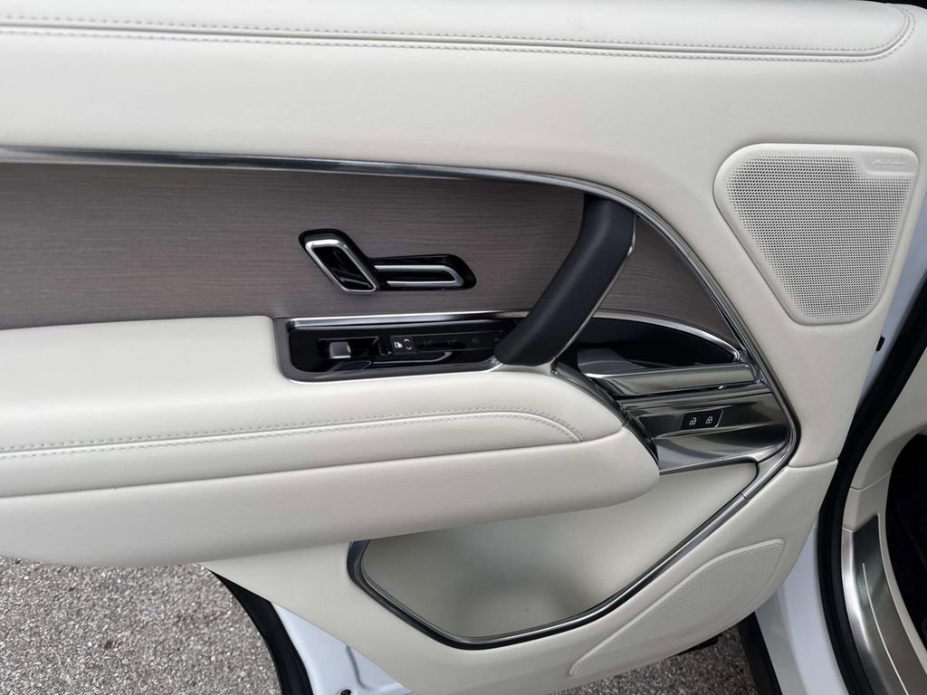 Used 2023 Land Rover Range Rover SE image 13