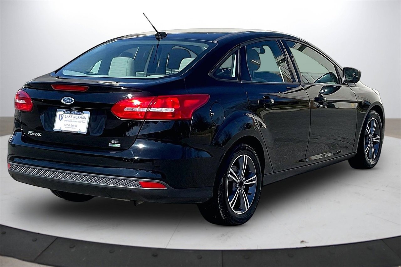Used 2018 Ford Focus SE w/ SE Appearance Package image 9
