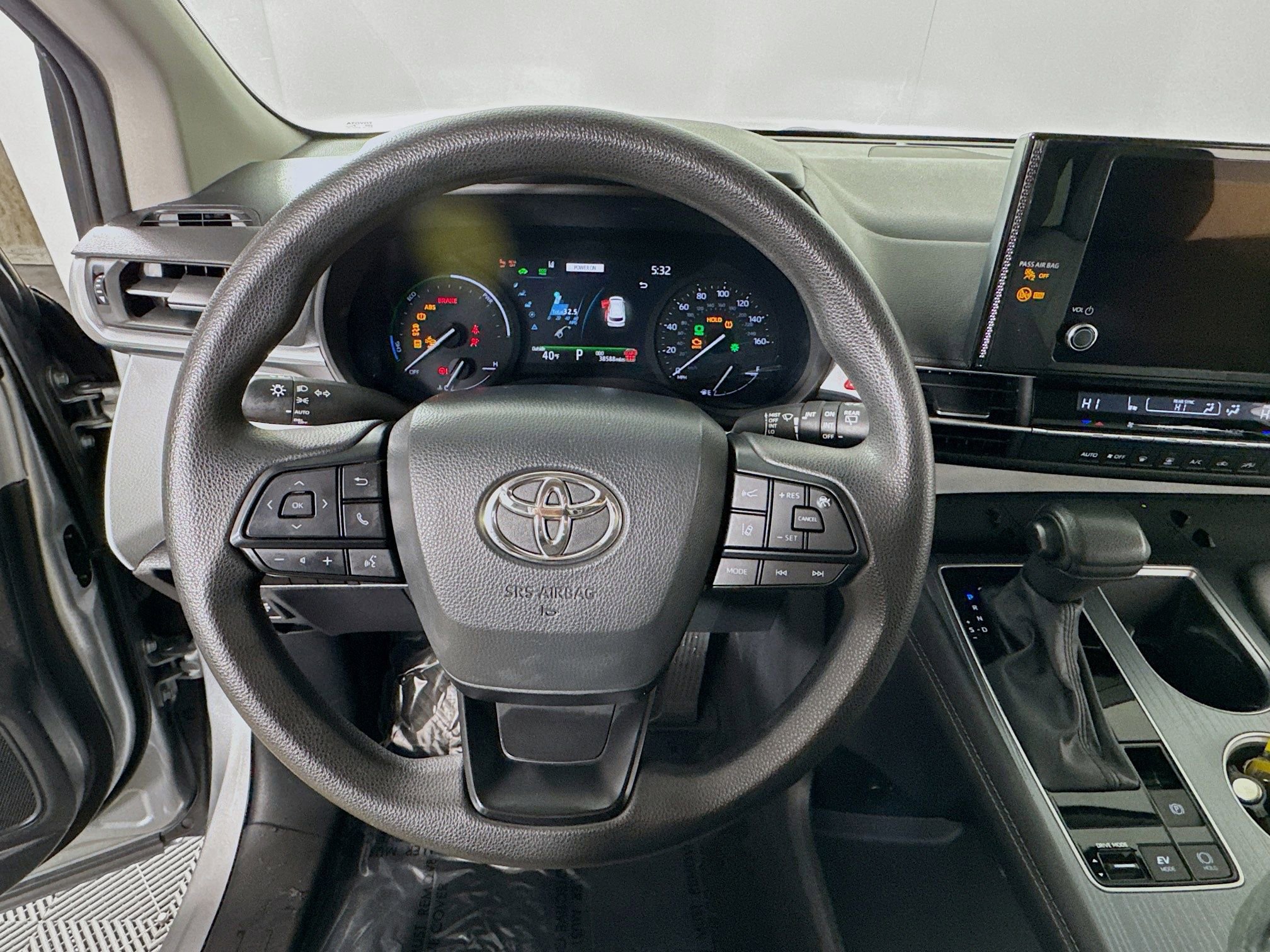 Certified 2025 Toyota Sienna LE image 13