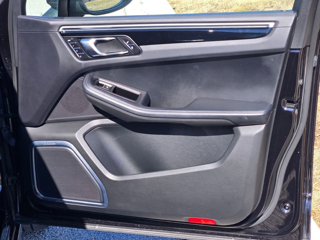 Used 2017 Porsche Macan Turbo image 38