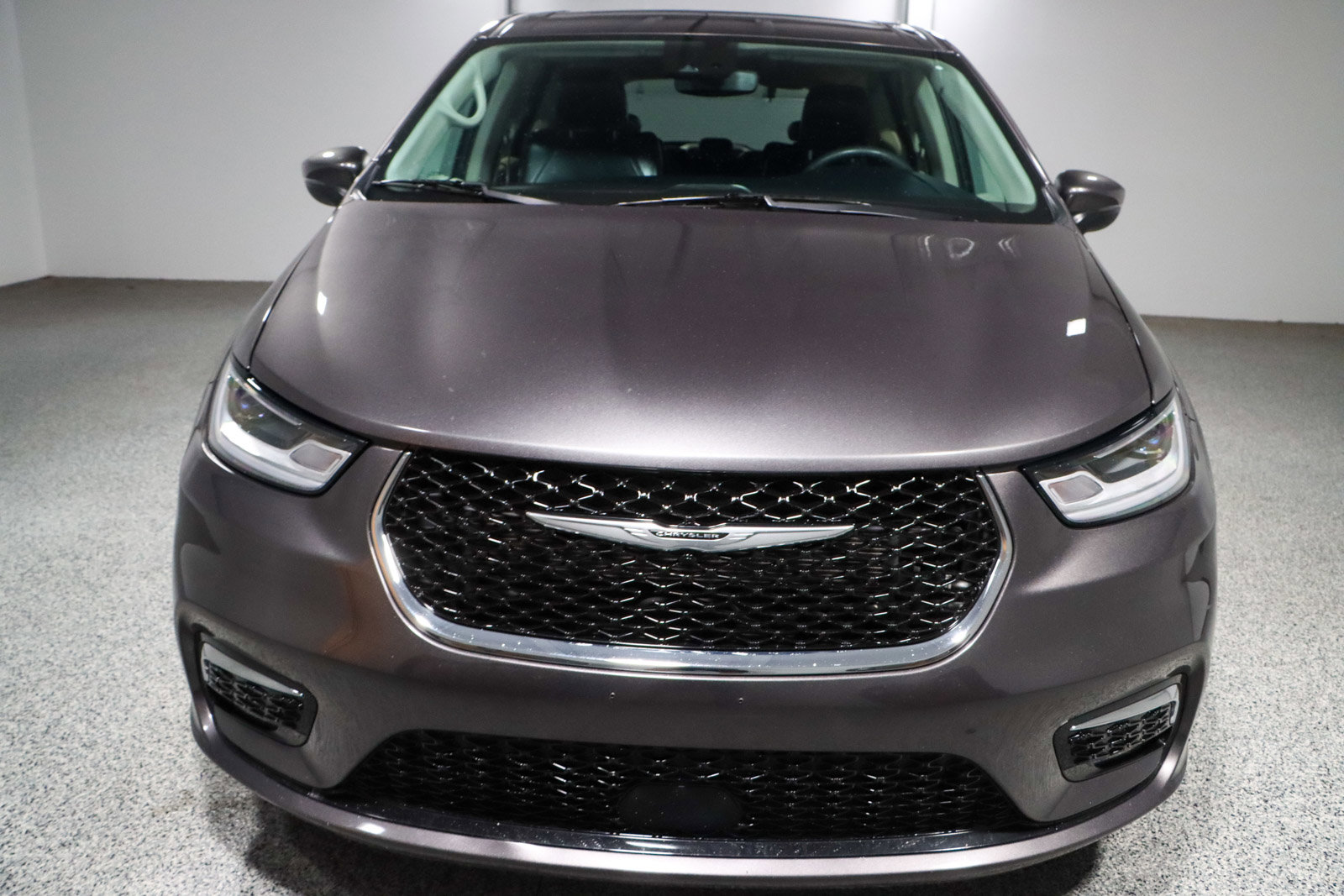 Used 2023 Chrysler Pacifica Touring-L image 4