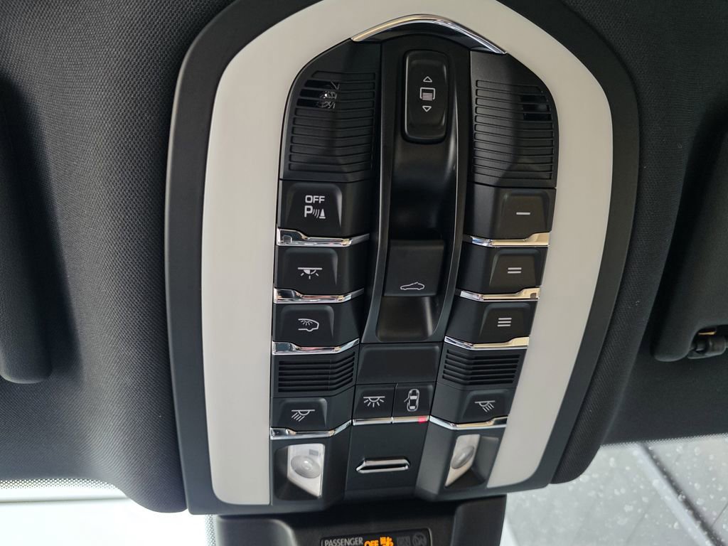 Certified 2023 Porsche Macan Turbo image 24